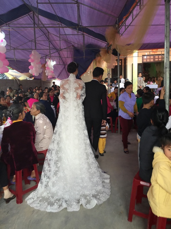 Chồng điển trai nhón chân hôn Lê Thúy trong đám cưới quê 18