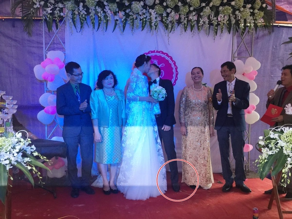 Chồng điển trai nhón chân hôn Lê Thúy trong đám cưới quê 1