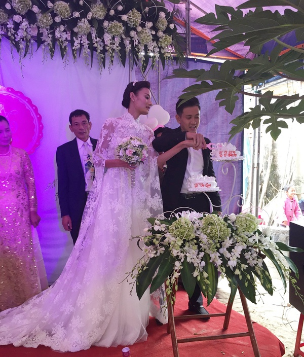 Chồng điển trai nhón chân hôn Lê Thúy trong đám cưới quê 19