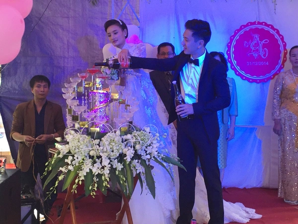 Chồng điển trai nhón chân hôn Lê Thúy trong đám cưới quê 21