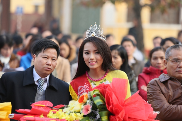 Học sinh chuy&ecirc;n L&ecirc; Hồng Phong &ocirc;m h&ocirc;n Hoa hậu Kỳ Duy&ecirc;n thắm thiết 6