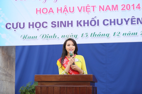 Học sinh chuy&ecirc;n L&ecirc; Hồng Phong &ocirc;m h&ocirc;n Hoa hậu Kỳ Duy&ecirc;n thắm thiết 7