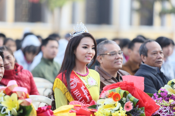 Học sinh chuy&ecirc;n L&ecirc; Hồng Phong &ocirc;m h&ocirc;n Hoa hậu Kỳ Duy&ecirc;n thắm thiết 8