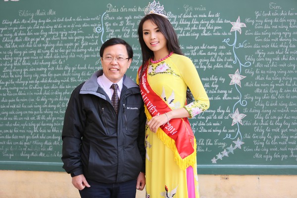 Học sinh chuy&ecirc;n L&ecirc; Hồng Phong &ocirc;m h&ocirc;n Hoa hậu Kỳ Duy&ecirc;n thắm thiết 10