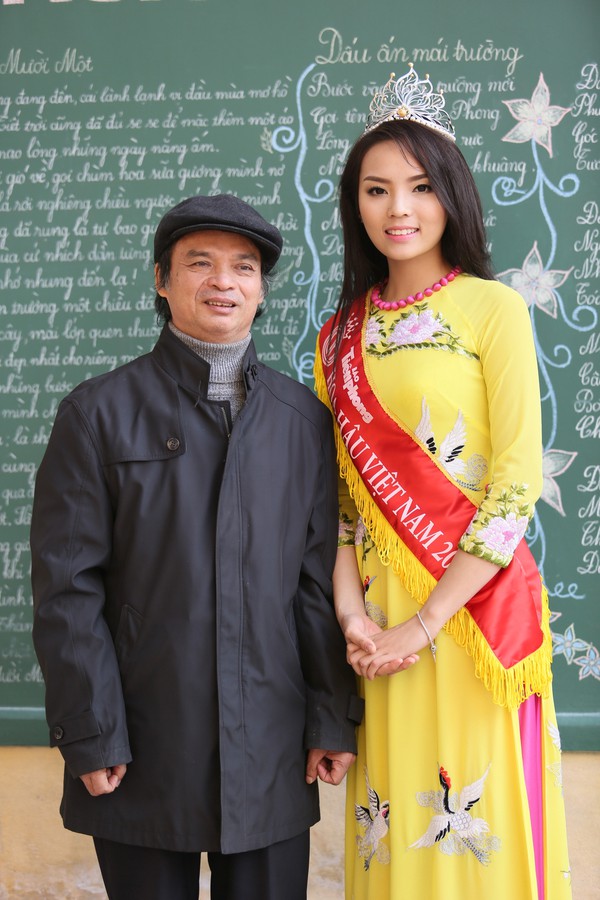 Học sinh chuy&ecirc;n L&ecirc; Hồng Phong &ocirc;m h&ocirc;n Hoa hậu Kỳ Duy&ecirc;n thắm thiết 11