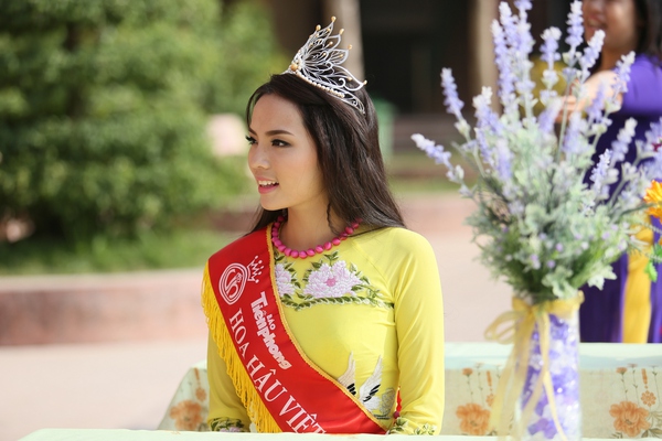 Học sinh chuy&ecirc;n L&ecirc; Hồng Phong &ocirc;m h&ocirc;n Hoa hậu Kỳ Duy&ecirc;n thắm thiết 9