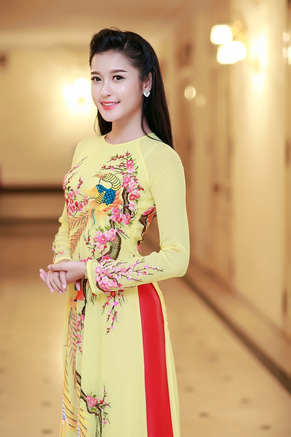 Á hậu Huyền My đọ sắc cùng Hoa hậu Ngọc Hân trong sự kiện 3