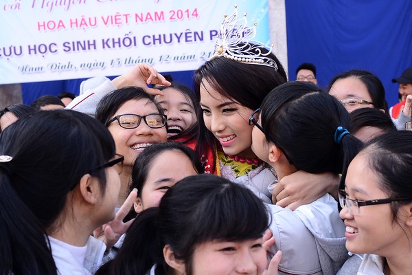 Học sinh chuy&ecirc;n L&ecirc; Hồng Phong &ocirc;m h&ocirc;n Hoa hậu Kỳ Duy&ecirc;n thắm thiết 1