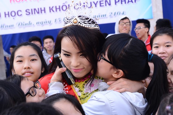 Học sinh chuy&ecirc;n L&ecirc; Hồng Phong &ocirc;m h&ocirc;n Hoa hậu Kỳ Duy&ecirc;n thắm thiết 2