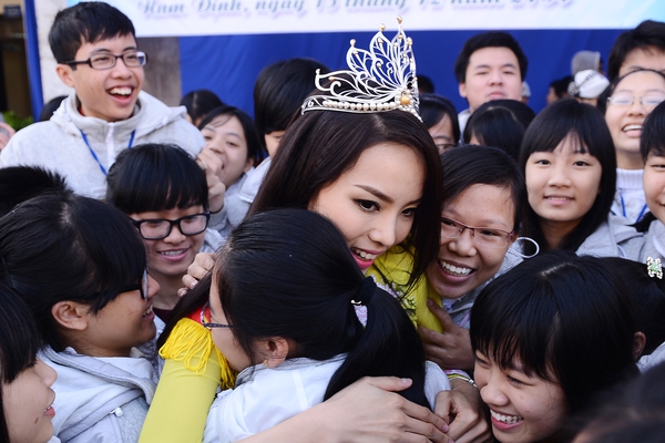 Học sinh chuy&ecirc;n L&ecirc; Hồng Phong &ocirc;m h&ocirc;n Hoa hậu Kỳ Duy&ecirc;n thắm thiết 3