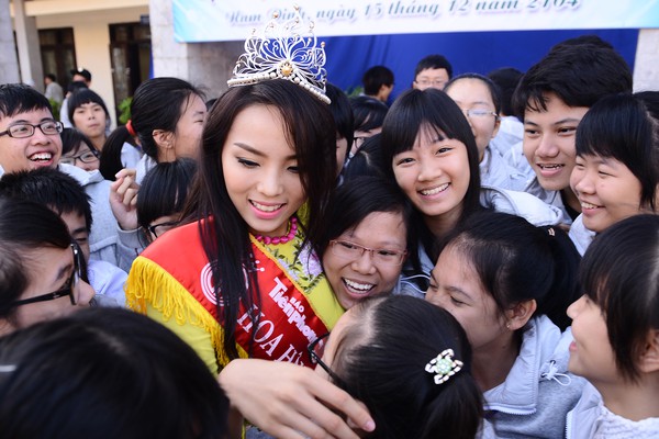 Học sinh chuy&ecirc;n L&ecirc; Hồng Phong &ocirc;m h&ocirc;n Hoa hậu Kỳ Duy&ecirc;n thắm thiết 4