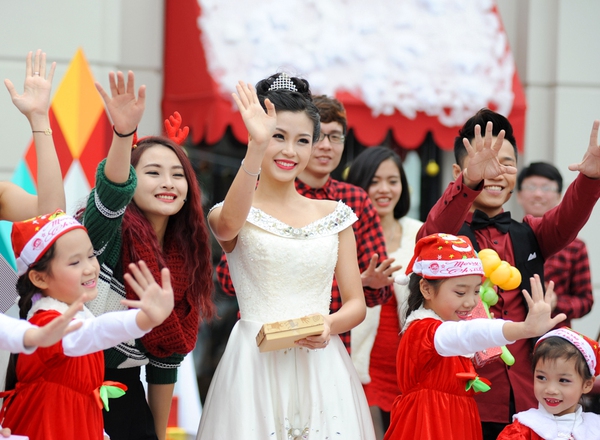 Á hậu Huyền My - Diễm Trang hóa "Công chúa tuyết" đọ sắc trong sự kiện  13