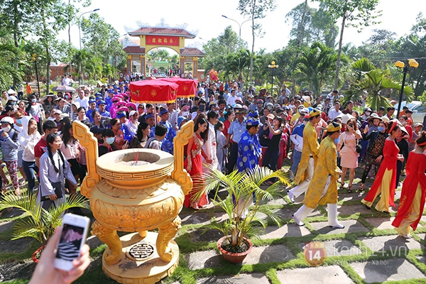 Cận cảnh nhan sắc của cô dâu Thủy Tiên trong lễ cưới tại chùa 2