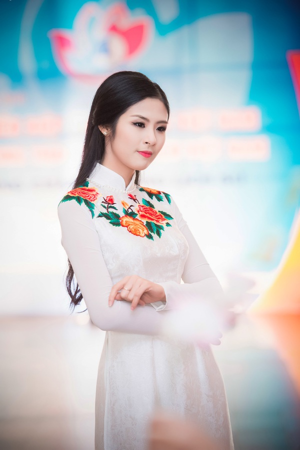Hoa hậu Thu Thảo, Ngọc Hân đẹp tựa nữ thần trong sự kiện 10