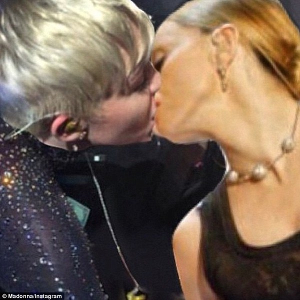 Miley Cyrus và Madonna khoe ảnh ghép hôn môi thắm thiết 1