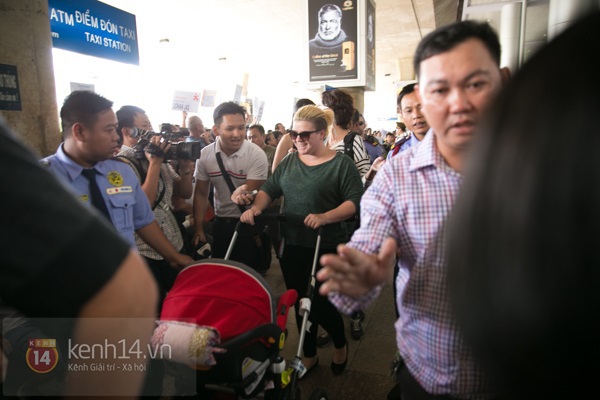 Kelly Clarkson mang theo con gái vừa chào đời đến Việt Nam 2
