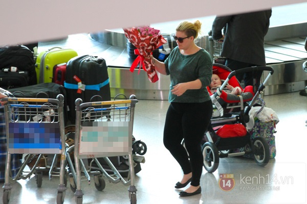 Kelly Clarkson mang theo con gái vừa chào đời đến Việt Nam 1