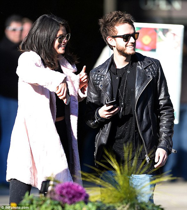 Selena cười rạng rỡ bên tình mới, Justin che mặt bằng lá cây 1