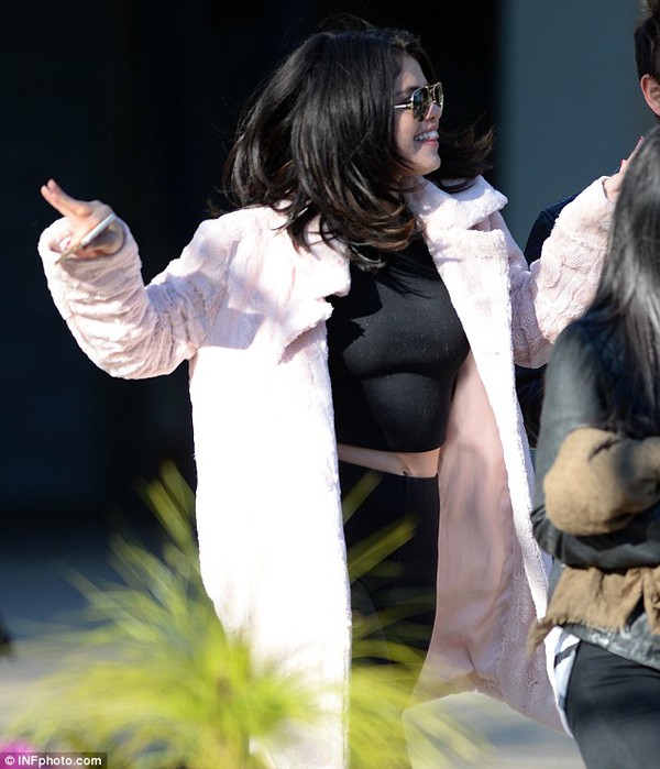 Selena cười rạng rỡ b&ecirc;n t&igrave;nh mới, Justin che mặt bằng l&aacute; c&acirc;y 2