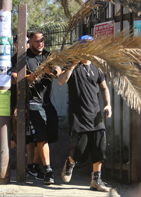 Selena cười rạng rỡ bên tình mới, Justin che mặt bằng lá cây 9