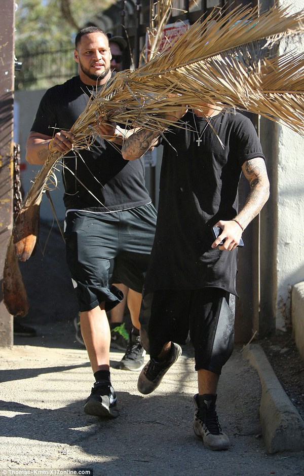 Selena cười rạng rỡ bên tình mới, Justin che mặt bằng lá cây 10
