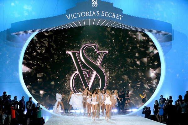 Soi giá tiền "khủng" của show Victoria’s Secret từ quá khứ tới hiện tại 3