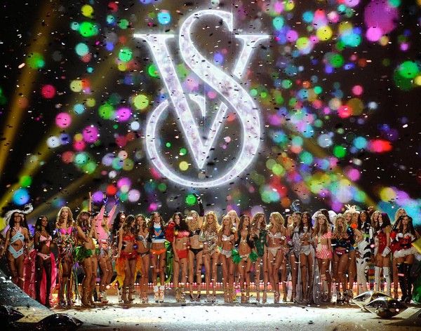 Soi giá tiền "khủng" của show Victoria’s Secret từ quá khứ tới hiện tại 7