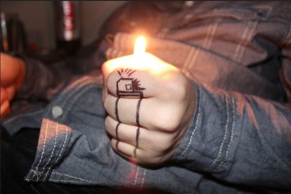 B&iacute; k&iacute;p sinh tồn khi bị lạc: C&aacute;ch tạo lửa si&ecirc;u dễ với vỏ kẹo cao su 5