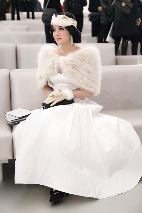 Lý Nhã Kỳ "nghiện" diện style quý tộc tại Paris Fashion Week 10
