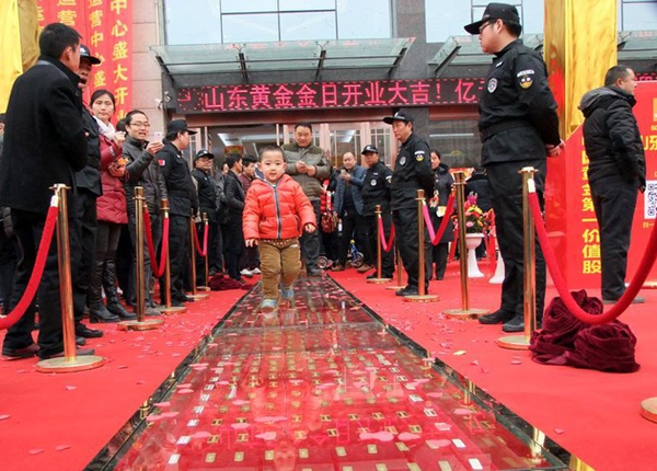 Khai trương cửa hàng với chiếc thảm trải sàn bằng vàng trị giá 560 tỷ đồng 2