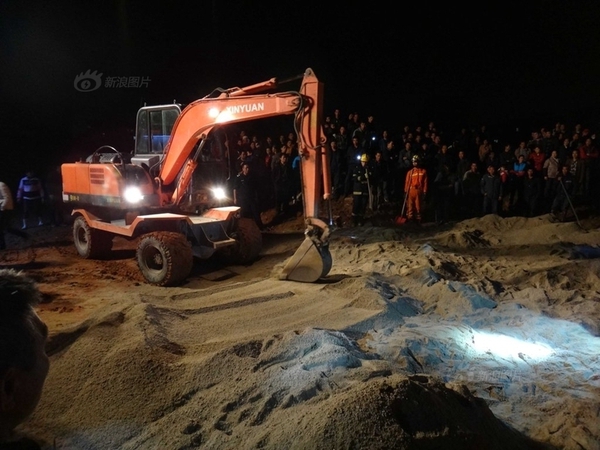Tai nạn thương tâm: Xe chở cát chôn sống bé trai 6 tuổi 4