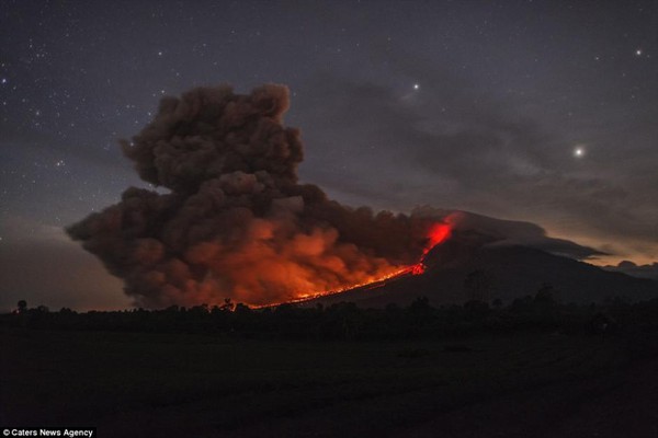 Indonesia: Hình ảnh núi lửa phun trào như một cơn thịnh nộ kinh hoàng 8