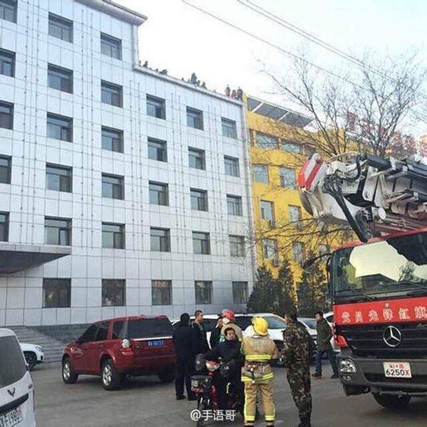 12 người đ&ograve;i nhảy lầu tự s&aacute;t tập thể 4