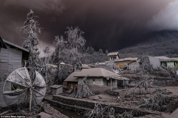 Indonesia: Hình ảnh núi lửa phun trào như một cơn thịnh nộ kinh hoàng 4