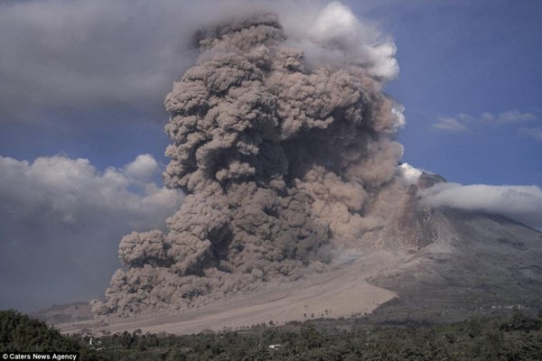 Indonesia: Hình ảnh núi lửa phun trào như một cơn thịnh nộ kinh hoàng 6