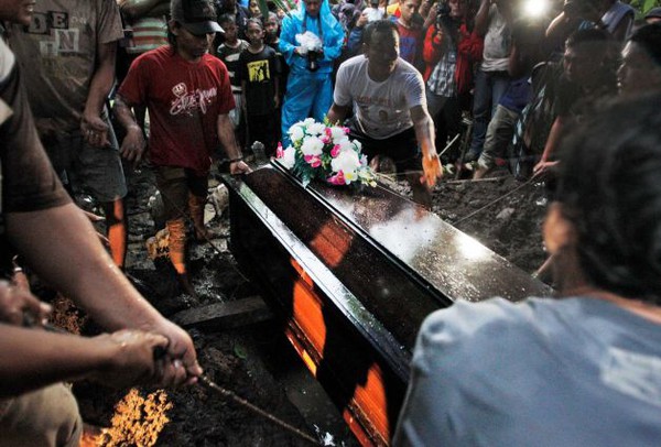 Đám tang đầu tiên của nạn nhân trên chuyến bay "tử thần" QZ8501 3