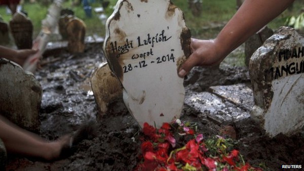 Đám tang đầu tiên của nạn nhân trên chuyến bay "tử thần" QZ8501 4