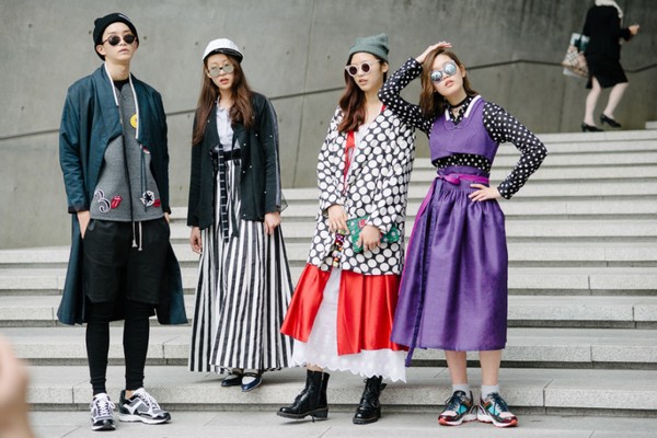 Street style phá cách và phụ kiện độc đáo tại Tuần lễ thời trang Seoul 14
