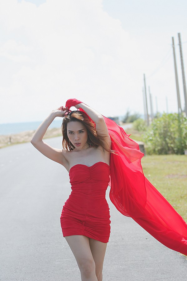 T&iacute;n đồ thời trang &ldquo;ph&aacute;t hoảng&rdquo; với phong c&aacute;ch trong MV mới của Mỹ T&acirc;m 8