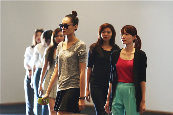 Dàn mẫu mặc đồ đơn giản, tích cực tập luyện cho Elle Fashion Show 4