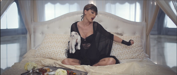 "Bóc mác" loạt bộ cánh "đỉnh-của-đỉnh" Taylor Swift diện trong MV mới 37