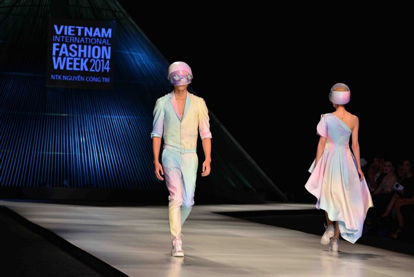 Thanh Hằng mặc áo dài, đeo cánh làm vedette show thời trang 8