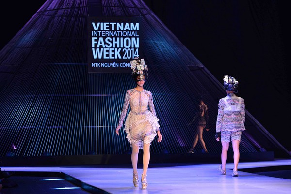 Thanh Hằng mặc áo dài, đeo cánh làm vedette show thời trang 25