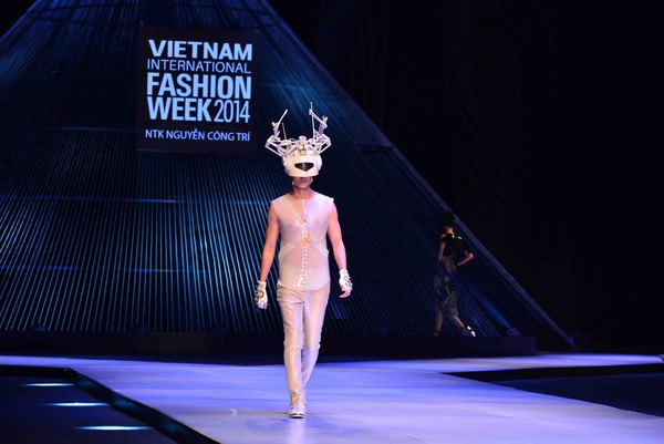 Thanh Hằng mặc áo dài, đeo cánh làm vedette show thời trang 31