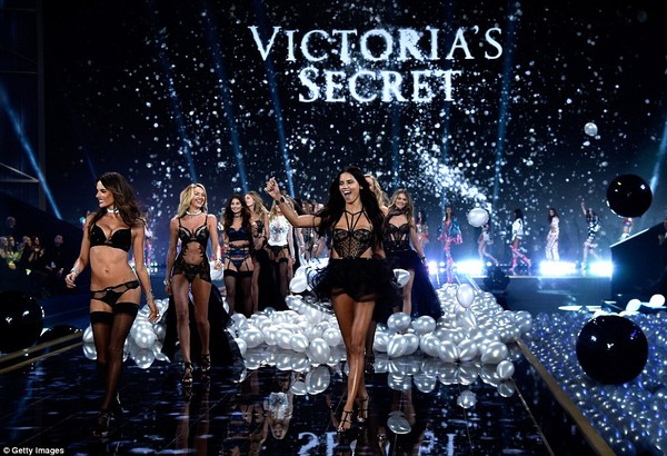 HOT: Những hình ảnh "nóng" nhất về Victoria's Secret Fashion Show 2014 50