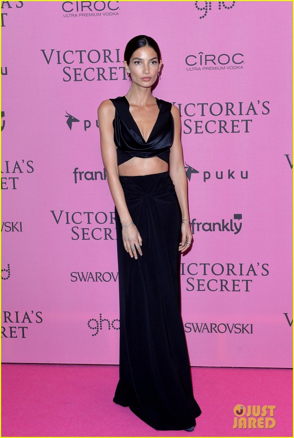 Taylor & Karlie diện váy đôi lên "thảm hồng" Victoria's Secret Fashion Show 2014 17