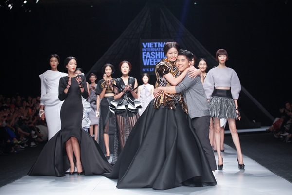 Tuần lễ thời trang quốc tế Việt: Tốt - Tiên Phong nhưng chưa Hoàn Hảo 1