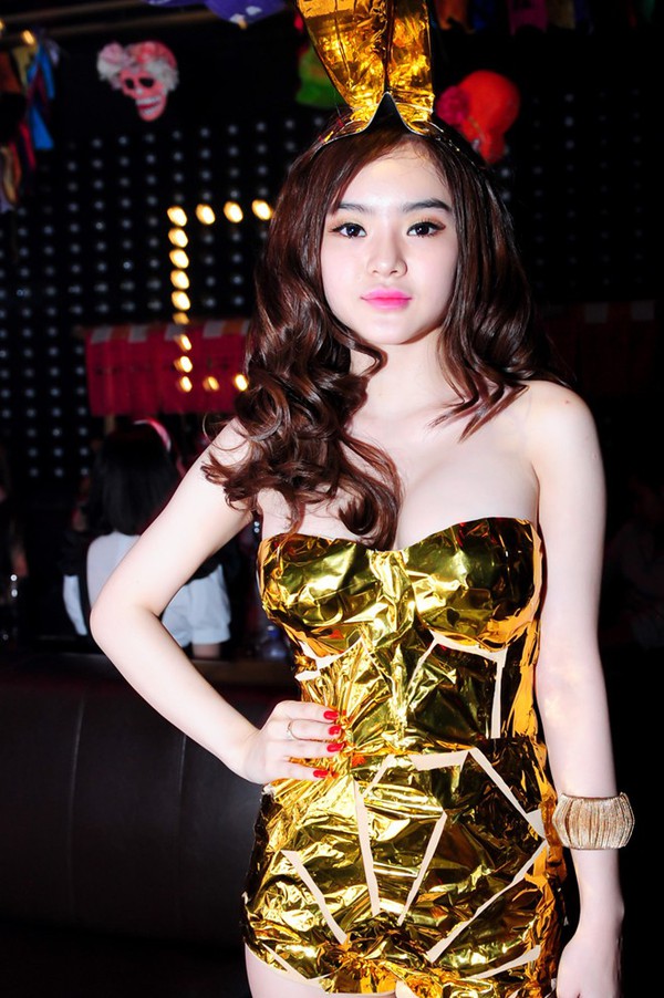 30 bộ đồ &aacute;nh kim đ&aacute;ng nhớ nhất của mỹ nh&acirc;n Việt 20