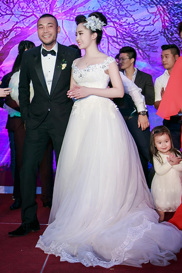 Chiêm ngưỡng loạt váy cưới của sao Việt - Hoa - Hàn kết hôn năm 2014 7