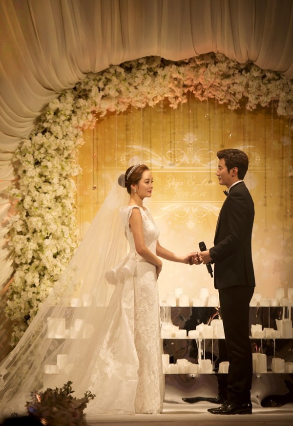Chiêm ngưỡng loạt váy cưới của sao Việt - Hoa - Hàn kết hôn năm 2014 32